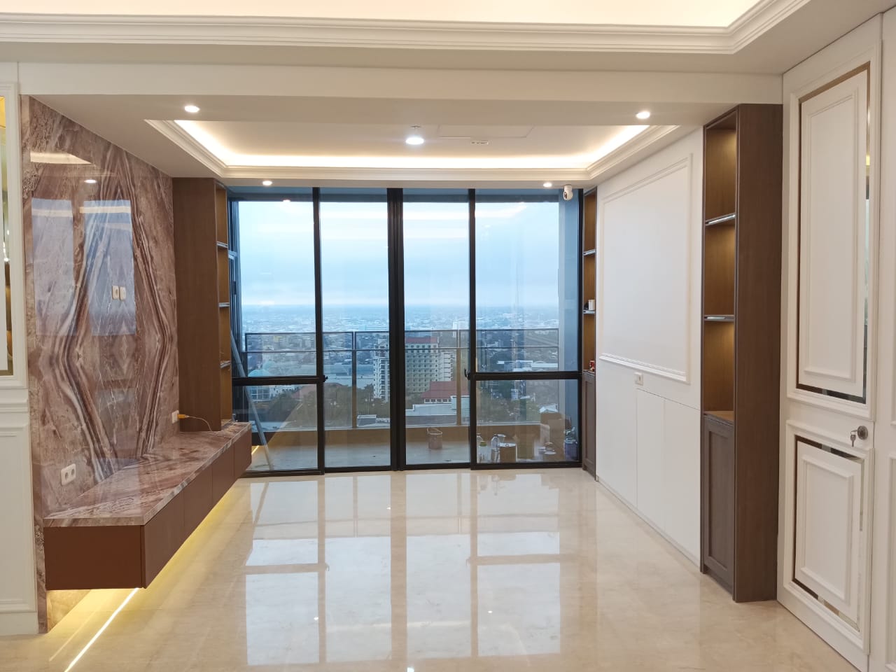 Portofolio Interior Ruang Tamu dengan Backdrop